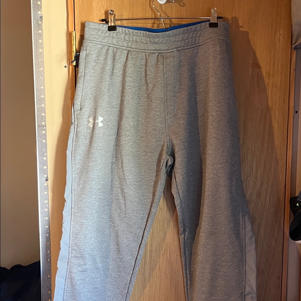 Under Armour Men's Gray sweat pants. Zippered pockets.